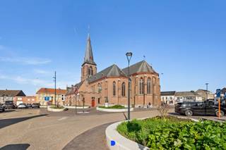 Interessante eigendom in het centrum van Meulebeke bestaande uit een gelijkvloerse kantoorruimte en een verhuurd appartement op de 1ste verdieping.<br /><br /><strong>Indeling:</strong><br />Inkomhal, wachtruimte, kantoorruimtes met op maat gemaakte bureau's, kitchenette, berging en kelder.<br />Terras.<br /><br />Op de 1ste verdieping:<br />Appartement met inkomhal, kastenwand met technieken, 1 ruime slaapkamer, living, open keuken, badkamer en zolder.<br /><br /><u><strong>Details:</strong></u><br />- instapklare kantoorruimte (momenteel ingericht als verzekeringskantoor)<br />- het appartement is zowel geschikt voor eigen bewoning als voor verhuur<br />- handelsruimte beschikbaar medio februari 2026<br />- ideale ligging centrum Meulebeke met veel parkeermogelijkheden<br />- basisakte aanwezig<br />- geen syndickosten<br />- cv op aardgas<br />- EPC KNR certificaatnummer: 20250417-0003580690-KNR-1 - Label: E<br /><br /><strong>Contact:</strong><br />Voor meer informatie of een bezoek, contacteer Stijn op 0491 61 42 19 of info@stijndebusschere.be.