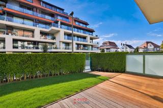 Dit tuinappartement ligt vlakbij de wandel- en fietspromenade tussen Nieuwpoort-bad en -stad en heeft een bijzondere troef met zijn breed terras en charmant tuintje!<br /><br />Bij het binnenkomen vindt u vooreerst de slaaphoek met een vast stapelbed en kast; het toilet en de berging bevinden zich afzonderlijk op de gang; de badkamer is voorzien van een ligbad en enkele wastafel; de woonkamer biedt plaats voor een zithoek én eethoek met open, afgewerkte keuken; éénmaal buiten op het zonneterras & tuintje kan u bijna de ganse dag genieten van de zon; de 1ste slaapkamer is voorzien van een dubbel bed; in de 2de, kleine slaapkamer is een vast stapelbed.<br /><br />Op de benedenverdieping vindt u het gemeenschappelijk fietslokaal. Het garagecomplex is toegankelijk met de autolift waarna u zich vervolgens verder begeeft naar de private garagebox die u mee kan aankopen voor een supplement van 55.000€. EPC-waarde: <br />