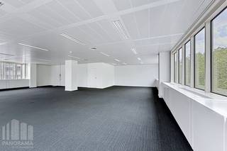 Hoogwaardige kantoorruimte van <strong>111 m²</strong> te huur in een toekomstgericht kantoorgebouw in Brussel.<br /><br />Gelegen op een absolute toplocatie, geniet deze site van een uitzonderlijke zichtbaarheid en een uitstekende bereikbaarheid via belangrijke verkeersassen. Dankzij de nabijheid van het openbaar vervoer zijn de stations Brussels-Luxembourg (10 min), Brussels-Central (15 min), Brussels-Midi (20 min) en Brussels-North (25 min) vlot bereikbaar.<br /><br />Dit kantoor combineert comfort, veiligheid en efficiëntie dankzij <strong>LED-verlichting</strong>, dubbele beglazing, toegangscontrole en een alarmsysteem, aangevuld met moderne vergaderfaciliteiten, lockers, douches, een stijlvolle vernieuwde lobbyreceptie en 9 liften. Bovendien beschikt het gebouw over een <strong>BREEAM In-Use Excellent-certificering</strong>, wat de focus op duurzaamheid, technologie en gebruikscomfort onderstreept.<br /><br />Gebruikers genieten bovendien van een uitgebreid aanbod aan faciliteiten, waaronder een fitnessruimte, de stijlvolle wine bar lounge L'Étiquette, Restaurant BON en een moderne coffee & food zone.<br />Met in totaal<strong> 279 parkeerplaatsen</strong>, waarvan <strong>34 met laadpunten</strong>, en meer dan <strong>150 fietsparkeerplaatsen</strong>, is een optimale bereikbaarheid gegarandeerd.<br /><br />Contacteer<strong> PANORAMA B2B</strong> voor meer informatie of een vrijblijvend plaatsbezoek via <strong>0477 09 00 09</strong>.