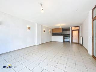 Dit appartement is gelegen op het gelijkvloers van een klein gebouw met slechts 2 wooneenheden en beschikt over een lichtrijke woonkamer met...