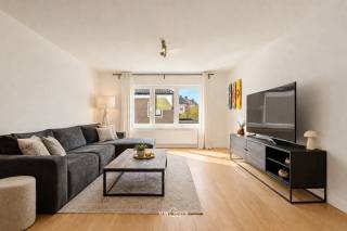 Ontdek dit prachtige, volledig gerenoveerde appartement (2017) op een uiterst centrale locatie, op wandelafstand van een supermarkt en tal van voorzieningen. Met een bewoonbare oppervlakte van bijna 100 m² combineert deze woning op een perfecte manier ruimte, comfort en een moderne afwerking.<br /><br />De woning telt drie ruime slaapkamers en een lichtrijke leefruimte met een hoogwaardige eiken parketvloer. De open, volledig uitgeruste keuken vormt het pronkstuk van het appartement en is uitgerust met kwalitatieve AEG-toestellen, ideaal voor wie graag met stijl kookt.<br /><br />Daarnaast beschikt u over een aangenaam zonneterras, de perfecte plek om tot rust te komen. Dankzij de condensatieketel, de hoogrendementsbeglazing en het gunstige EPC-label B geniet u hier van een energiezuinige woning. De elektriciteit is conform tot 2042 en het appartement is bovendien asbestveilig, goed voor extra gemoedsrust.<br /><br />De verzorgde afwerking sluit naadloos aan bij een eigentijdse, moderne woonstijl. Dit instapklare appartement is de ideale keuze voor wie op zoek is naar een kwalitatieve en centraal gelegen woning met alle comfort binnen handbereik. Bel ons nu voor een afspraak op het nummer: 052/46.38.03 of via info@uw-huis.be en wie weet tot binnenkort!
