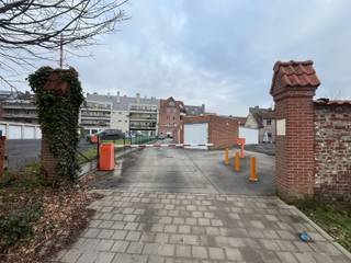Op zoek naar een veilige en centraal gelegen parkeerplaats in Waregem?Deze staanplaats met slagboom in de Schakelstraat biedt de ideale oplossing...