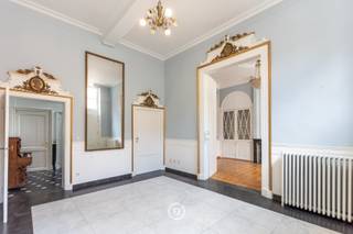 Deze stadswoning in de Pieter Pourbusstraat biedt een interessante ligging vlak in het centrum van Brugge en combineert dit met authentieke elementen die typisch zijn voor dit soort stadwoningen. <br /><br />Bij het betreden van de woning komt u binnen in een ruime inkomhal, die aansluit op een extra ruimte die perfect gebruikt kan worden als bureauruimte. Verder er op deze verdieping een apart gastentoilet als ook een gang die de doorgang biedt naar de buitenkoer. <br /><br />De eerste verdieping vormt het centrale leefniveau van de woning. Aansluitend bevindt zich de keuken, praktisch ingericht en voorzien van voldoende kastruimte. De extra berging zorgt voor voldoende opbergruimte.<br /><br />Op de tweede verdieping bevinden zich de 3 slaapkamers waar de zichtbare balken zorgen voor een authentiek gevoel. De badkamer is uitgerust met een dubbele lavabo, een douche en een ligbad. <br /><br />Huurprijs: 1.450,00 EUR/maand + 50 EUR onderhoud binnenkoer, onmiddellijk beschikbaar. <br /><br />Indien u interesse heeft in deze huurwoning, aarzel dan niet ons te contacteren