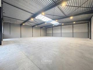<u><strong>Benaderende OPPERVLAKTE:</strong></u><br />Magazijn: <strong>576m²</strong> (24m x 24m)<br /><strong>Inclusief verharde buitenruimte en private parkeerplaatsen voor de poort.</strong><br />Grote manoeuvreerruimte, die de toegankelijkheid van opleggers mogelijk maakt.<br /><br /><u><strong>AFWERKING: </strong></u>
<ul>
<li>Stalen constructie, afgewerkt met lasprimer en all meta coating.</li>
<li>Geïsoleerde (10cm PIR) gladde betonpanelen.</li>
<li>Gepolierde en gewapende betonvloer (15cm)</li>
<li>Geïsoleerd (10cm PIR) plat dak (2-laagse roofing) met centrale lichtstraat met RWA-luik.</li>
<li>1 geïsoleerde, automatische sectionaalpoort (h: 4,2m). </li>
<li>Vrije hoogte: 6m</li>
<li>Toilet</li>
<li>LED-verlichting </li>
</ul>
<br /><u><strong>NUTSVOORZIENINGEN: </strong></u><br />Elektriciteit (3 x 400V, 40A), stadswater, toilet<br /><br /><u><strong>LIGGING:</strong></u><br />Op ambachtelijke zonet te Oostkamp.<br />Op 3km van E40/E403<br />Tevens een vlotte verbinding naar de kust.<br /><br /><span><u>* Bijzonderheden</u></span><br />- Vermelde prijs is exclusief 21% btw, verbruik, onroerende voorheffing (conform aanslagbiljet) en gemene kosten (minimaal!).<br />- Onze referentie op<strong> </strong><strong>www.centro.be</strong>: <strong>P0510</strong><br />- <strong>Interesse?</strong> Neem dan vandaag nog contact voor meer info of bezichtiging:<strong> </strong><strong>050700102</strong><strong>.</strong><br /><br /><strong>CENTRO | </strong><strong>BEDRIJFSVASTGOED </strong>is reeds 24 jaar <u>gespecialiseerd in de bemiddeling van commercieel- en bedrijfsvastgoed</u> in West- en Oost-Vlaanderen.<br /><strong>Wilt u ook weten hoeveel uw bedrijfsgebouw waard is?</strong><br />Contacteer ons vrijblijvend voor een marktconforme waardebepaling van uw pand. <br />