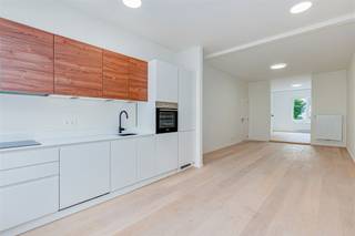 Gelegen op een uiterst centrale locatie te Deurne, vinden we dit charmant en prachtig gerenoveerd (2025) gelijkvloers duplexappartement met tuin...