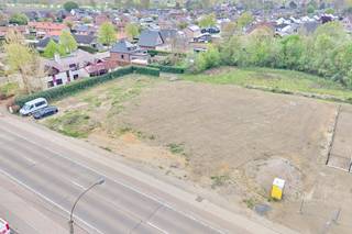 <strong>Nieuwe verkaveling</strong> in Neeroeteren aan de voormalige Melkerij bestaande uit <strong>2 woningen op grote percelen en 3 ruime bouwgronden</strong>. De percelen zijn allen zuid georiënteerd. De plannen voor de bouwgronden zijn vergund, geschikt voor een open bebouwing en hebben soepele bouwvoorschriften. <br /><br />De verkaveling ligt op een boogscheut van het centrum van Neeroeteren met een supermarkt en school op 500 meter. Hier woon je mooi met de achterzijde grenzend aan de Tapziekbeek, wat voor een extra natuurlijk karakter van de tuinen zorgt. Op de percelen achter de Tapziekbeek kan er volgens de verkavelingsvoorschriften niet gebouwd worden, wat betekent dat het groene karakter behouden zal blijven. Deze percelen kan je bij aankopen indien gewenst.<br /><br /><span><strong>LOT 3: bouwgrond met vergund plan:</strong></span><br />-Perceel Lot 3 voor open bebouwing;<br />-Achterliggend perceel grond Lot 8;<br />-Totale oppervlakte van 19a73ca.<br /><br />De achterliggende percelen grond (Lot 6, 7, 8, 9 en 10) kunnen ook in zijn geheel gekocht worden. Deze totale oppervlakte bedraagt 58a62ca. <br /><br /><strong>Zeer soepele bouwvoorschriften:</strong><br />- bouwdiepte gelijkvloers: maximaal 17m<br />- bouwdiepte verdieping: maximaal 12m<br />- bouwbreedte: minimaal 8m<br />- bouwhoogte: maximaal 2 bouwlagen onder de kroonlijst: 6,5 meter bij hellende daken en 7,00 meter bij platte daken<br />- nokhoogte: maximaal 11 meter ten opzichte van het maaiveld<br />- dakhelling: vrij<br /><br />Bouw je eigen woning volgens de meest recente normen en dit helemaal naar je eigen smaak. De plannen zijn vergund dus snel starten met bouwen is mogelijk!<br /><br />Vermelde prijs is exclusief registratie en notariskosten. Wij ontzorgen je ook voor de verkoop van je huidige woning! Contacteer ons op info@jansenrealestate.be of 011 39 90 50.<br /><br /><em>*De renders zijn indicatief en tonen de vergunde plannen; het betreft bouwgrond met vergunde plannen, met mogelijkheid tot realisatie van de woning op aanvraag.</em>