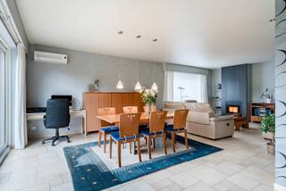 Deze zeer goed onderhouden gezinswoning is gelegen aan de rand van het centrum van Alken. Via de expresweg (Hasselt - St.-Truiden) is de woning heel vlot bereikbaar. Gezien de ligging (op een steenworp van het centrum) zijn alle dagelijkse voorzieningen gelegen in de onmiddellijke omgeving. <br />De woning werd door de huidige eigenaar gebouwd en door de jaren heen zeer goed onderhouden. De kelderverdieping is droog, perfect bruikbaar en bestaande uit: een inpandige garage met automatische poort, een bijkeuken, wasplaats, berging, speelkamer,... De eerste verdieping is voorzien van een grote open leefruimte met toegang tot het terras (met zonneluifel). De grote raampartijen zorgen voor veel natuurlijk licht en zicht op de mooi aangelegde tuin. De open keuken is volledig geïnstalleerd en voorzien van alle comfort. Verder zijn er 2 slaapkamers, een hobbykamer, een toilet en een badkamer. De zolderverdieping werd omgebouwd tot 2 slaapkamers. <br />De zuid georiënteerde tuin is mooi aangelegd, volledig omheind en voorzien van een carport en tuinhuis. <br /><br />TROEVEN:<br />+ nieuw dak in 2023<br />+ zonnepanelen met groenestroomcertificaten (nog tot 2030)<br />+ pelletkachel in leefruimte<br />+ airco<br />+ volledig onderkelderd<br />+ Asbestveilig<br />+ mooi aangelegde, zuid georiënteerde tuin<br />+ terras met zonneluifel<br /><br />Interesse? 011/873307 of info@puur-groep.be