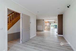 <p><span>Ruime woning (186 m²) met 5 slaapkamers en tuin (270) m² in Schelle.</span></p><p><span>De ruime rijwoning is gelegen in de Pastorijstraat in Schelle, in een aangename woonomgeving nabij het centrum. Winkels, scholen, horeca en andere dagelijkse voorzieningen bevinden zich in de nabije omgeving. Ook het openbaar vervoer en belangrijke verbindingswegen zijn vlot bereikbaar, waardoor je van hieruit gemakkelijk richting Antwerpen en de omliggende gemeenten trekt. Tegelijk woon je op korte afstand van verschillende groene plekjes en wandelmogelijkheden.</span></p><p><span>De woning is voorzien van dubbele PVC-beglazing, beschikt over handmatige rolluiken en wordt verwarmd op gas. Daarnaast beschikt ze over een kelder die voor extra bergruimte zorgt. Een absolute troef is de ruime noordoostelijk georiënteerde tuin van maar liefst 270 m².</span></p><p><span>Op het gelijkvloers kom je binnen via de inkom-/traphal. De blikvanger van deze verdieping is zonder twijfel de royale leefruimte met open leefkeuken van maar liefst 68 m², die van voor- tot achteraan doorloopt. De keuken vormt het centrale hart van de ruimte en zorgt voor een natuurlijke verbinding tussen het zit- en eetgedeelte. Achteraan bevinden zich nog een aparte praktische berging/wasplaats en gastentoilet.</span></p><p><span>De eerste verdieping telt drie slaapkamers van 8 m², 3 m² en 17 m². De ruime badkamer van 11 m² is uitgerust met een hoekbad, dubbele lavabo, toilet en douche.</span></p><p><span>Nog een verdieping hoger bevinden zich twee bijkomende slaapkamers van 11 m² en 10 m². Daarnaast krijg je hier een verrassende open ruimte van 19 m², die dankzij haar open karakter en natuurlijke lichtinval tal van mogelijkheden biedt. Denk aan een bureau, speelruimte, hobbyhoek of gezellige leesplek.</span></p><p><span>Ben je op zoek naar een ruime gezinswoning met 5 slaapkamers en een waaier aan mogelijkheden? Maak snel je afspraak en ontdek zelf hoeveel ruimte deze woning te bieden heeft</span></p><p><span>Bewoonbare opp. 186 m² ref.: bruto vloeropp. EPC. Voor meer info of een gratis schatting surf naar www.hansimmo.be</span></p><p><span> </span></p>
