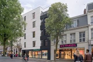<p><strong>Residentie Elckerlijc: Wonen op een plek met een verhaal<br /></strong>Sommige locaties zijn meer dan een adres. Ze maken deel uit van het collectieve geheugen van een stad. In het historische hart van Turnhout krijgt het iconische Hofpoorttheater Elckerlijc binnenkort een nieuw hoofdstuk. Met respect voor dit stukje cultureel erfgoed wordt deze bijzondere plek zorgvuldig gerenoveerd en uitgebreid tot een stijlvolle woonresidentie waar geschiedenis, architectuur en hedendaags wooncomfort elkaar ontmoeten.</p>
<p>Residentie Elckerlijc biedt een unieke kans om te wonen op een locatie die generaties Turnhoutenaren kennen en koesteren. Terwijl het theater zijn vertrouwde plaats behoudt, verrijzen er 21 nieuwe appartementen die naadloos aansluiten bij de omgeving en de rijke geschiedenis van de site.</p>
<p><strong>Ruimte die zeldzaam wordt in het stadscentrum<br /></strong>Boven Douglas Parfumerie worden vier exclusieve appartementen gerealiseerd met woonoppervlaktes van maar liefst 125 à 127 m².</p>
<p>Elk appartement beschikt over drie slaapkamers, twee badkamers en een uitzonderlijke doorzonleefruimte die baadt in natuurlijk licht. Dankzij de twee terrassen geniet u op elk moment van de dag van een andere sfeer: een levendig uitzicht op de vernieuwde Gasthuisstraat aan de voorzijde en een zonnig, zuidgericht terras aan de achterzijde waar rust centraal staat.</p>
<p>Met een eigen inkom en private lift ontstaat een kleinschalige residentie waar privacy, comfort en exclusiviteit hand in hand gaan.</p>
<p><strong>De nieuwe Gasthuisstraat<br /></strong>Wie vandaag investeert in Elckerlijc, investeert niet alleen in een appartement, maar ook in de toekomst van de binnenstad.</p>
<p>Vanaf 2027 ondergaat de Gasthuisstraat een complete transformatie tot één van de meest aantrekkelijke stadsstraten van Turnhout. De huidige verkeersfunctie maakt plaats voor een groene, aangename winkel- en wandelomgeving waar voetgangers en fietsers centraal staan.</p>
<p>Bomen, plantvakken, kwalitatieve zitplaatsen en een hoogwaardige publieke inrichting zullen zorgen voor een totaal nieuwe beleving tussen de Grote Markt en de Zeshoek. Het resultaat wordt een levendige stadsomgeving waar wonen, winkelen, ontmoeten en genieten moeiteloos samenkomen.</p>
<p><strong>Duurzaam wonen, klaar voor morgen<br /></strong>Residentie Elckerlijc combineert het karakter van een historische locatie met de prestaties van een moderne BEN-ontwikkeling.</p>
<p>Dankzij doorgedreven isolatie, energiezuinige technieken en hoogwaardige materialen voldoet elk appartement aan de strengste hedendaagse normen. Bovendien krijgt u de mogelijkheid om de afwerking volledig af te stemmen op uw eigen smaak en levensstijl, in samenwerking met gerenommeerde leveranciers uit de regio.</p>
<p>Het project wordt ontworpen en gerealiseerd door sterke lokale partners. AIM Architecten en ABHR staan garant voor een kwalitatieve uitvoering en een zorgeloos bouwproces, van de eerste steen tot de oplevering.</p>
<p><strong>Investeren in een unieke locatie<br /></strong>De appartementen worden aangeboden vanaf 430.000 euro.</p>
<p>Bij elk appartement wordt een parkeerplaats voorbehouden, die optioneel kan worden aangekocht aan 25.000 euro.</p>
<p>Afhankelijk van het appartement gebeurt de verkoop onder registratierechten of onder het BTW-stelsel. Wij informeren u graag persoonlijk en vrijblijvend over de mogelijkheden.</p>
<p>Bovendien geniet u bij iedere aankoop van de volledige bescherming van de Wet Breyne, zodat u met maximale zekerheid investeert in uw nieuwe thuis.</p>
<p><strong>Ontdek Elckerlijc<br /></strong>Residentie Elckerlijc is geen standaard nieuwbouwproject.</p>
<p>Het is een unieke combinatie van erfgoed, stadsvernieuwing, ruimte en woonkwaliteit op een locatie die de komende jaren alleen maar aantrekkelijker zal worden.</p>
<p>Bent u benieuwd naar de plannen, het lastenboek of een persoonlijke prijsberekening?</p>
<p>Wij maken graag tijd voor een vrijblijvend gesprek.</p>
