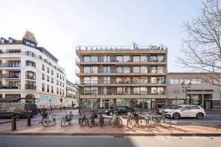 Sur l'avenue Lippens, à distance de marche de la mer et de la plage, nous proposons à la vente ce spacieux studio avec terrasse. Situé en plein cœur animé de Knokke, vous bénéficiez de tout le confort avec de nombreux magasins, restaurants et commodités à portée de main. Un investissement idéal pour ceux qui recherchent la praticité dans le centre commercial.<br /><br />Composition: hall d'entrée avec débarras, séjour avec terrasse, cuisine, salle de bains. <br /><br /><br />Dépôt à vélos