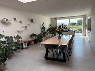 In een rustige doorlopende straat met West-geöriënteerde tuin ....We komen binnen via de hal die toegang geeft tot de grote leefruimte met open...