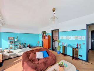 <p><span>We Invest Sud-Luxembourg biedt dit aangename studio-appartement van 42 m² te huur aan, gelegen op de 4e verdieping van de residentie « Le Luxembourg », Avenue Jean-Baptiste Nothomb 14 in Aarlen.</span></p>
<p><span>De woning bestaat uit een inkomhal met vestiaire en een apart toilet, evenals een aangename en lichtrijke leefruimte met een half uitgeruste keuken. De studio beschikt eveneens over een badkamer met douche en wastafel.</span></p>
<p><span>De leefruimte geeft toegang tot een zuidelijk georiënteerd balkon van 10 m², met een mooi en vrij uitzicht over de stad Aarlen. Deze buitenruimte is een echte troef en biedt de mogelijkheid om de hele dag van veel natuurlijk licht te genieten.</span></p>
<p>Bij de woning hoort een privatieve kelder, evenals een gemeenschappelijke wasruimte met een voorziene aansluiting voor een wasmachine.</p>
<p>Huurprijs: € 850/maand<br />Maandelijkse provisie voor lasten: € 90<span>, inclusief de gemeenschappelijke lasten en een provisie voor verwarming en warm water.</span></p>
<p><span>Een studio die comfort, lichtinval, buitenruimte en een centrale ligging combineert, ideaal voor een alleenstaande die wil genieten van alle voorzieningen die Aarlen te bieden heeft.</span></p>
<p><span>Voor meer informatie of een bezoek kunt u contact met ons opnemen via +32 (0)63 33 00 69 – </span><span>sud.luxembourg@weinvest.be</span></p>