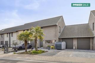 Welkom in deze charmante woning in het hart van Roeselare, ideaal voor wie op zoek is naar modern comfort. Met een bewoonbare oppervlakte van 152 m² op een perceel van 211 m² biedt deze woning alles wat u nodig heeft.Bij het betreden van de woning wordt u verwelkomd in een stijlvolle en lichtrijke leefruimte met een open indeling die zorgt voor een ruimtelijk gevoel. De moderne keuken is volledig uitgerust en sluit naadloos aan op de gezellige veranda met zicht op de aangelegde tuin perfect voor aangename momenten met familie en vrienden.Indeling van de woning:Gelijkvloers:InkomhalLichtrijke leefruimteVolledig uitgeruste keukenVeranda met zicht op de tuinAangelegde tuinGarageVerdieping:2 ruime slaapkamersDressing/ mogelijk tot 3de slaapkamer Badkamer Zolder:Ruime zolder, ideaal als bergruimteDe aanwezigheid van een garage zorgt voor extra comfort en veiligheid voor uw voertuig. Bovendien is de woning gelegen in een doodlopende straat, wat bijdraagt aan de rust en het woonplezier.Kortom, deze woning biedt de perfecte balans tussen stijl en functionaliteit, midden in een levendige omgeving. Een unieke kans om een kwaliteitsvolle woning te bezitten in Roeselare.Mis deze kans niet en plan vandaag nog uw bezoek!Bestuursmaatregelen in het maatregelenregister: in aanvraag