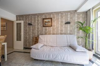 <p>Welkom in deze sfeervolle studio, gelegen op de eerste verdieping in residentie "La Providence" in de Gentstraat.<br />De ligging is bijzonder aantrekkelijk, met de nabijheid van het strand en diverse winkels, restaurants, openbaar vervoer, ... Hier kunt u optimaal genieten van de levendige sfeer van Middelkerke. Het pand is <strong>ideaal geschikt als tweede verblijf of als investering voor verhuur op jaarbasis</strong>.<br /><u>Enkele troeven:</u></p>
<ul>
<li>De studio heeft een <strong>gunstige EPC-scor</strong>e (B-label, 198 kWh / (m2 jaar));</li>
<li><strong>De elektrische installatie </strong>voldoet aan het AREI en werd <strong>conform </strong>bevonden;</li>
<li>De ramen zijn in <strong>PVC</strong> met <strong>hoogrendementsglas</strong>;</li>
<li>Alle <strong>leidinge</strong>n werden <strong>vernieuwd</strong>;</li>
<li>De badkamer beschikt over een <strong>splinternieuw toilet</strong> en een <strong>recente wasmachine</strong>;</li>
<li>De kwalitatieve keuken beschikt over een marmeren werkblad. Zowel ingebouwde koelkast als diepvriezertje zijn aanwezig + een extra losstaande koelkast;</li>
<li>De studio wordt volledig <strong>bemeubeld</strong> aangeboden. </li>
</ul>
Bent u geïnteresseerd in een bezichtiging of wilt u meer informatie? Neem dan gerust contact met ons op.