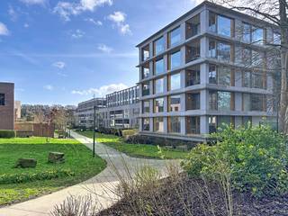 Instapklaar hoek-appartement op de 2de verdieping van het uiterst geslaagde 'Midden-Boechout' nieuwbouwproject. Winkels en openbaar vervoer...