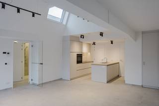 De focus bij de bouw lag op een zorgeloze akoestiek, waardoor u in alle privacy geniet van uw moderne 2-slaapkamer woonst. Een zeer ruime kelderberging en een energiezuinig ontwerp maken het plaatje compleet.Indeling- 1e verdiep:- inkomhal- ruime en lichtrijke leefruimte - open keuken voorzien van alle hedendaagse toestellen- aansluitend praktische berging- toilet- 2 kamers waarvan 1 met inbouwkasten- badkamer met lavabomeubel en inloopdouche- ruim terrasExtra:- geen lift- gem. kosten: €40,00 / maand- grote kelderberging 27m²Deze appartementen zijn onmiddellijk beschikbaar,vraag dus snel een bezoek aan via www.dewaele.com!