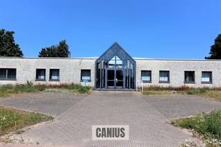 <p><span>COMMERCIEEL GEBOUW MET MAGAZIJN EN WONING OP EEN ZICHTBARE LOCATIE </span></p><p><span> </span></p><p><span>Langs de Tongersesteenweg ter hoogte van nummer 188 te Sint-Truiden, vinden we deze bedrijfsruimte terug. </span></p><p><span>Door de nabijheid van de expresweg N80 begeeft men zich vlot naar omliggende steden en gemeenten en geniet men van een goede bereikbaarheid voor klanten en leveranciers.</span></p><p><span> </span></p><p><span>Het pand werd gebouwd op een ruim perceel van maar liefst 47a en 91ca en bevindt zich in een KMO-zone.</span></p><p><span> </span></p><p><span>Dit bedrijfsgebouw werd uitgerust met alle voorzieningen en biedt in totaal 1.193m² beschikbare ruimte. Deze is opgedeeld in 166m² woongedeelte, 227m² burelen met toonzaal en 800m² stockageruimte met personeelslokalen.</span></p><p><span> </span></p><p><span>Een extra troef is de parkeergelegenheid op eigen terrein, dit zowel vooraan het gebouw maar ook langs het gebouw is er voldoende ruimte voor stockage, dit geheel bevindt zich achter een geautomatiseerde schuifpoort.</span></p><p><span>Ook voor het gebouw is er parkeergelegenheid voor klanten voorzien.</span></p><p><span> </span></p><p><span>Interesse om samen de mogelijkheden van dit pand te ontdekken? Contacteer ons kantoor!</span></p><p><span>078 78 30 39 – info@canius.be</span></p><p><span> </span></p><p><span> </span></p>