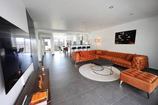 This exclusive apartment is truly one of a kind. With a living area of no less than 148 m², four spacious bedrooms, three full bathrooms, and...