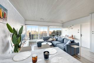 Dit lichtrijk appartement met parkeermogelijkheden is gelegen op de 2de verdieping van residentie Laguna Beach en bestaat uit:<br /><br />Inkomhal met vestiaireruimte, volledig ingerichte open keuken, leefruimte uitgevend op het terras, aparte slaapkamer, badkamer met ligbad met douchemogelijkheden en lavabo, apart toilet.<br />Groot terras met magnifieke zichten over Knokke en het hinterland.<br /><br />Inclusief onverdeeld deel in multi-eigendom en het privatief en exclusief genot voor de periodes van staanplaatsen op de -1:<br />De autostaanplaats P404 01 mei tot 31 mei van ieder jaar.<br />De autostaanplaats P310 15 maart tot 30 april van ieder jaar.<br />De autostaanplaats P501 01 juni tot 30 juni van ieder jaar.<br /><br />Het complex is goed en rustig gelegen op wandelafstand van de Zeedijk, winkels en openbaar vervoer.<br />Het domein beschikt over volgende faciliteiten:<br />binnenzwembad, volleybalveld, strand, meer....<br /><br />Info of bezoek: Andries De Leyn 0472/53.66.09<br />