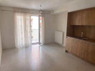 Investeringsstudio met gegarandeerde huurinkomsten op toplocatieBent u op zoek naar een zorgeloze investering met een aantrekkelijk rendement? Deze moderne studio, gelegen in een recent gebouw uit 2019, is langdurig verhuurd en biedt gegarandeerde, jaarlijks geïndexeerde huurinkomsten bovendien is er een vrijstelling voor de onroerende voorheffing.De studio bevindt zich op een uitstekende locatie, in de bruisende omgeving van het Sint-Katelijneplein, met winkels, restaurants, openbaar vervoer en het historische stadscentrum op wandelafstand.Binnenin geniet u van een lichtrijke leefruimte met een volledig uitgeruste open keuken die aansluit op een aangenaam terras. De moderne badkamer is voorzien van een douche, een dubbele wastafel en een aansluiting voor een wasmachine. Daarnaast beschikt het gebouw over een ruime en praktische fietsenstalling op het gelijkvloers.Met een EPC-label C, een kwalitatieve afwerking en een stabiele huuropbrengst vormt deze studio een uitstekende opportuniteit voor wie op zoek is naar een rendabele investering op een toplocatie.