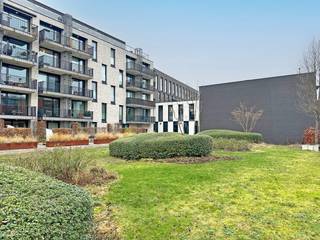 Dit stijlvolle 1-slaapkamerappartement is gelegen in de Bouwensstraat, op een toplocatie nabij winkels, scholen, openbaar vervoer en de autostrade. Het centraal station bevindt zich op slechts 12 minuten wandelafstand. Dit alles in een aangename, hippe buurt met een levendige uitstraling.<br /><br />U betreedt het appartement op de tweede verdieping via de open keuken met aansluitende leefruimte. De keuken is volledig uitgerust met een koelkast met vriesvak, inductiekookplaat, dampkap, dubbele spoelbak en vaatwasser. De leefruimte geeft uit op een gezellig terras met zicht op de gemeenschappelijke tuin.<br /><br />Aansluitend aan de keuken bevindt zich een praktische vestiaire, ideaal voor jassen en schoenen, evenals een technische berging met aansluiting voor wasmachine en droogkast.<br />Via de leefruimte bereikt u de ruime slaapkamer met aansluitende badkamer. De badkamer is ingericht met een lavabo in meubel, een moderne inloopdouche, een hangtoilet en een handdoekdroger.<br /><br />Tot slot beschikt het appartement over een private kelderberging en is er een gemeenschappelijke fietsenstalling aanwezig.<br /><br />Troeven:<br />+ Modern appartement<br />+ Gemeenschappelijke tuin en prive terras<br />+ kelderberging<br />+ Goede locatie<br />+ Gunstig EPC<br /><br />Heeft u interesse in dit appartement? Stel u dan kandidaat via de groene knop op https://www.vbvastgoed.be/estate/modern-1-slaapkamer-appartement-antwerpen