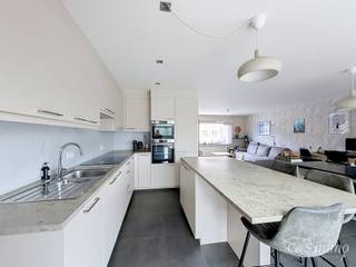 Deze energiezuinige, lichtrijke halfopen bebouwing ligt in een rustige, doodlopende straat, op wandelafstand van het centrum van Zandvliet. Met haar vernieuwde keuken en badkamer, ruime slaapkamers en aangename tuin biedt deze instapklare woning alle comfort voor het hele gezin.<br />De inkomhal met gastentoilet en handenwasser leidt naar de ruime woon- en eetkamer van circa 40 m². Aansluitend bevindt zich de vernieuwde open keuken met keukeneiland, volledig uitgerust met een inductiekookplaat, dampkap, vaatwasser, oven, microgolfoven en koelkast met aparte diepvriezer. Vanuit zowel de keuken als de woonkamer geven schuiframen rechtstreeks toegang tot het terras en de tuin.<br />Op de eerste verdieping bevinden zich drie slaapkamers (ca. 15, 12 en 12 m²), afgewerkt met een laminaatvloer. De recent vernieuwde badkamer beschikt over een inloopdouche, een dubbel badkamermeubel en een toilet. Via een vaste trap bereikt u de tweede verdieping, waar een royale masterbedroom van circa 35 m² is ingericht. Deze ruimte kan eenvoudig worden opgesplitst in twee slaapkamers.<br />De ruime garage is voorzien van een automatische poort, een wasmachineaansluiting en een thuisbatterij voor de opslag van de energie van de zes zonnepanelen. Verder beschikt de woning over airconditioning in de woonkamer, rolluiken in de slaapkamers en een conforme elektrische installatie.<br />Buiten geniet u van een gezellige tuin met een riant terras.