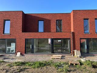 Nieuwbouwwoningen te koop te Ieper<br /><br />“DE VLOEI” Lot 82<br /><br />Nieuwbouwwoning met tuin !<br /><br />Duurzame 3 slaapkamer woning voorzien van warmtepomp, vloerverwarming, ventilatiesysteem D en zonnepanelen.<br />E-peil 20 !<br /><br />Volledige afwerking : Keuken, vloerafwerking beneden en boven, terras, tuin, ...<br /><br />Woning voorzien van :<br />* inkomhal, vestiaire , toilet<br />* lichtrijke leefruimte<br />* Ruime open keuken <br />* Wasplaats <br />* Carport<br />* Tuin met tuinberging<br /><br />Verdieping :<br />* 3 slaapkamers<br />* Badkamer (dubbel meubel, inloopdouche , bad , toilet)<br />* Bovenberging<br /><br />E-peil max 20 !<br /><br />Neem contact voor een bezoek via 051 21 11 11 of matias@imfiro.be