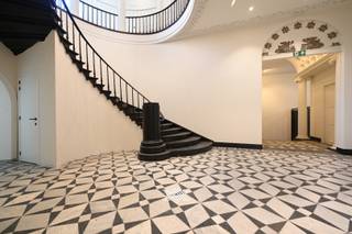 In Edelhof, een volledig gerenoveerd stadspaleis uit 1759, pal in het hart van Gent, wacht deze multifunctionele, polyvalente ruimte van liefst 382 m² op een nieuwe invulling.<br /><br />Dit majestueuze gebouw is gelegen in de kern van het historische hart van Gent. Een unieke plek in het kloppend hart van de stad, omringd door gezellige cafés, restaurants, winkels en cultuur. Dankzij de uitstekende bereikbaarheid, mede door het wijdvertakte netwerk van trams, bussen en fietsroutes, bereik je Edelhof in een mum van tijd. Ook met de wagen bereik je Edelhof vlot dankzij de rechtstreekse toegang vanaf het oprittencomplex aan Gent-Zuid.<br /><br />Deze riante ruimte straalt enorm veel geschiedenis uit en kan naar eigen smaak worden ingericht voor diverse functies, zowel commercieel als kantoorfuncties, waaronder dienstverlening, detailhandel, praktijkruimtes, vrije beroepen en ateliers. Activiteiten die niet stroken met de standing van het gebouw of hinderlijk zijn voor de bovenliggende appartementen, zijn evident niet opportuun.<br /><br />Het gebouw werd de voorbije 6 jaar volledig gerenoveerd en omgevormd tot zes studio’s, negen appartementen, een groot gedeeld dakterras en deze multifunctionele kelderverdieping. <br /><br />De polyvalente ruimte is toegankelijk via de grote toegangspoort en de monumentale inkomhal met zowel de lift als de trap. Er is tevens een rechtstreekse inkom vanaf de straat voor uw cliënteel en/of uw gasten.