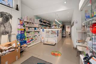 Charmant commercieel pand, momenteel in gebruik als dierenartsenpraktijk. Dit pand is volledig gerenoveerd en beschikt over een moderne, onderhoudsvriendelijke gietvloer. Het is gelegen aan een drukke weg, wat zorgt voor uitstekende zichtbaarheid.<br /><br />Het pand biedt tal van voordelen, waaronder conforme keuring van de elektrische installaties, geen renovatieverplichting, en een efficiënt systeem D voor ventilatie. Bovendien is er vloerverwarming voor extra comfort en een apart toilet voor het gemak van bezoekers en personeel.<br /><br />Er zijn geen syndicuskosten en het pand is beschikbaar vanaf begin 2027.
