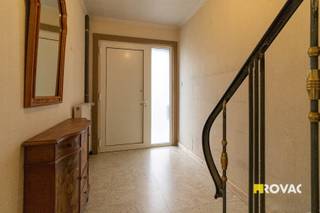 Halfopen bebouwing - opp. +/- 150 m² - bestaande uit inkomhal, leefruimte, kelder, volledig nieuw ingerichte keuken voorzien van koelkast, kookplaat op aardgas en oven, ruim terras met berging/wasplaats en toilet. Op verdieping 3 slaapkamers waarvan 2 met ingemaakte kasten, badkamer met lavabomeubel en ligbad, zolder bereikbaar via uitklapbare trap. CV op aardgas + kachel in leefruimte. Recent werden nieuwe ramen geïnstalleerd. EPC Label D. Vrije parkeerplaatsen in de straat. REF.: 9388