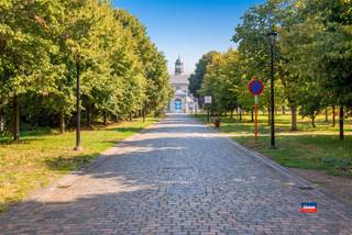 <p><span>HEMIKSEM | CHARMANTE (OP TE FRISSEN) RIJWONING MET DRIE À VIER SLAAPKAMERS EN PRACHTIGE TUIN | EPC D </span></p><p><span>Indeling als volgt: gelijkvloers: inkomhal - woon/eetkamer - keuken - veranda - tuin.</span></p><p><span>Eerste verdieping: traphal - bureau - slaapkamer - slaapkamer - badkamer. </span></p><p><span>Tweede verdieping: traphal met ingebouwde kast - zolderkamer - douchekamer.</span></p><p><span> </span></p><p><span>Extra troeven:</span></p><ul><li><span>Zuidoost-georiënteerde tuin</span></li><li><span>Gelegen in een rustige wijk in Hemiksem, dichtbij scholen, handel, park en uitvalswegen</span></li><li><span>Zolderkamer met veel mogelijkheden</span></li><li><span>Vlakbij het gemeentehuis, natuurdomein van hemiksem</span></li></ul><p><span> </span></p><p><span> </span></p>