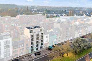 In deze kleine residentie, op wandelafstand van Watersportbaan en de Blaarmeersen, bevindt zich op de gelijkvloerse verdieping, dit tot in de...