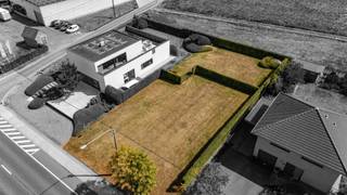 Langs de Ruiseleedsesteenweg in Tielt ligt dit ruime bouwperceel van 771 m², waar een aangename landelijke omgeving wordt gecombineerd met een uitstekende bereikbaarheid. Het perceel biedt een mooie basis voor de realisatie van je alleenstaande droomwoning. <br /><br />Troeven van het perceel:<br />• Ruime perceeloppervlakte van 771 m²<br />• Geschikt voor de realisatie van een zeer ruime gezinswoning<br />• Mogelijkheid tot het realiseren van een gelijkvloerse woning<br />• Geen bouwverplichting, waardoor u geen tijdsdruk ervaart <br />• Groene, landelijke omgeving met open vergezichten<br />• Uitstekende bereikbaarheid richting Tielt en de omliggende gemeenten en vlotte aansluiting op de E40 (oprit Aalter)<br /><br />Bouwen volgens uw wensen<br />Of u nu droomt van een hedendaagse architecturale woning, een karaktervolle landelijke villa of een tijdloos ontwerp, dit perceel biedt de ruimte en vrijheid om uw woonproject vorm te geven volgens uw eigen wensen. <br />De ruime afmetingen van het perceel creëren bovendien interessante mogelijkheden voor een comfortabele woning met aangename buitenruimte. <br />De ligging langs de Ruiseleedsesteenweg biedt het beste van twee werelden: rust, ruimte en groene vergezichten, gecombineerd met een vlotte verbinding naar het centrum van Tielt en de omliggende gemeenten. Zo geniet u van een landelijke woonomgeving, terwijl winkels, scholen, horeca en andere dagelijkse voorzieningen vlot bereikbaar blijven. Een veelzijdig bouwperceel voor wie op zoek is naar ruimte, vrijheid en een aangename woonomgeving.