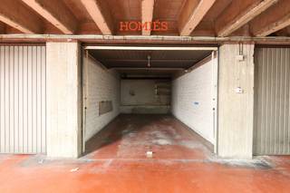 Deze afgesloten garagebox situeert zich aan de Vanden Tymplestraat 37. De ondergrondse garage wordt afgesloten met een elektrische poort die...