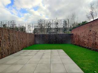 Op de gelijkvloerse verdieping van dit prachtige nieuwbouwproject vinden we dit één-slaapkamerappartement. Het is gelegen vlakbij het...