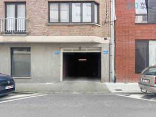 Parkeerplaats in het centrum, vlakbij het station en het Schouwburgplein.Afmetingen: 2.75m x 5.15m...