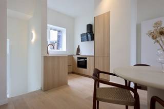 <p><span>Ontdek deze karaktervolle gerenoveerde woning met 3 slaapkamers nabij Park Spoor Noord.</span></p><p><span> </span></p><p><span>Op een charmant hoekpunt, waar de Bredastraat en de Hardenvoort elkaar ontmoeten, wacht deze woning die verleden en heden prachtig in balans brengt. Met supermarkten, scholen, horeca en openbaar vervoer vlakbij, en het groene Park Spoor Noord op wandelafstand, combineert ze stedelijke dynamiek met een vleugje rust. Een plek waar u net zo gemakkelijk de drukte opzoekt als de stilte.</span></p><p><span> </span></p><p><span>De inkomhal verwelkomt u met een elegante boog die meteen het karakter van het huis verraadt. Op het gelijkvloers vindt u twee polyvalente ruimtes die zich laten omtoveren tot bureau, praktijkruimte of creatieve studio. Grote schuiframen openen naar een intieme tuin: een stille buitenruimte waar u midden in de stad toch een gevoel van rust ervaart.</span></p><p><span> </span></p><p><span>De trap leidt naar een lichtrijke leefruimte, waar salon, eetkamer en keuken één geheel vormen. Een verdieping die uitnodigt om samen te koken, te tafelen en verhalen te delen.</span></p><p><span> </span></p><p><span>Op de tweede verdieping wachten twee royale slaapkamers en een stijlvolle badkamer met ligbad, een plek waar het dagelijkse ritme verstilt. De derde verdieping herbergt een ruime master met en suite badkamer. Dankzij de grote schuifdeur stroomt het licht gul naar binnen en loopt de kamer naadloos over in een zonnig terras. </span></p><p><span> </span></p><p><span>Troeven</span></p><ul><li><span>Rustige en toch centrale ligging</span><span> nabij Park Spoor Noord</span></li><li><span>Twee polyvalente ruimtes</span><span> op het gelijkvloers</span></li><li><span>Intieme tuin én zonnig terras</span></li><li><span>3 ruime slaapkamers</span><span> en </span><span>2 badkamers</span></li><li><span>Energiezuinige renovatie</span></li></ul><p><span> </span></p><p><span>Zoekt u een thuis die evenveel charme als comfort uitstraalt? Een plek waar licht, ruimte en sfeer elkaar vinden?</span><span> Neem dan contact op via <span>michael.finkelstein@urbainvastgoed.be</span></span><span> of bel 03 501 97 16 voor meer informatie of een bezoek.</span></p><p><span> </span></p><p><span>Bodemattest en stedenbouwkundige inlichtingen in aanvraag.</span></p><p><span> </span></p>