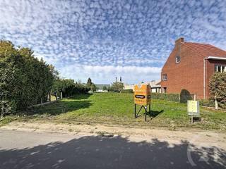 <p>Mooie en rustig gelegen bouwgrond voor open bebouwing!</p><p>Een prachtig perceel bouwgrond van 14 are 63 met een goede bereikbaarheid richting centrum Aarschot, Heist-op-den-Berg, Leuven, Brussel en Hasselt.</p><p>Lot 1 en 1A op het plan.</p><p>Bouwdiepte: 15 m op het gelijkvloers en op 12 m op verdieping<br />Bouwbreedte 10,78 m</p><p>Wens je een gratis schatting? Vergeet dan zeker geen contact met ons op te nemen!</p><p>Wil jij hier je nieuwe thuis bouwen? Mail dan naar info@future-home.be of bel ons op 016 90 10 21.</p><p>Woongebied en Industriegebied, , Verkavelingsvergunning, Geen vergunning, Geen voorkooprecht, Geen dagvaarding</p>