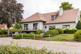 Te Lochristi, een gemeente in Oost-Vlaanderen, treffen we deze prachtige landelijke villa met graslanden aan op 32.558m².Een rustige, groene omgeving...