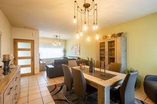 <p>TE KOOP IN HOFSTADE/AALST</p>
<p>Welkom in deze instapklare halfopen bebouwing gelegen in de Kuipersstraat 26 te Hofstade, een rustige en groene deelgemeente van Aalst. De woning bevindt zich op slechts 5 minuten van het stadscentrum, zowel met de fiets als met de wagen. Ook de oprit van de E40 bereik je vlot in amper 10 minuten, wat zorgt voor een uitstekende verbinding met onder andere Brussel en Gent.</p>
<p>De woning beschikt over een inpandige garage en een zeer grote tuin waar ook bijgebouwen staan met talloze mogelijkheden.</p>
<p>Via de inkomhal, kom je in de aangenaam en lichtrijke leefruimte. Aansluitend vind je een uitgeruste keuken, die uitkijkt op de prachtige tuin, een echte meerwaarde voor wie houdt van rust en groen. Verder beschikt de woning op het eerste verdiep over 3 volwaardige slaapkamers en een grote badkamer met alle comfort.</p>
<p>Het perceel heeft een totale oppervlakte van 595 m².</p>
<p>De EPC-score van de woning bedraagt C, waardoor geen renovatieverplichting van toepassing is. Kortom, deze woning combineert ruimte, rust en bereikbaarheid op een unieke manier.</p>
<p>Kom je graag zelf ontdekken wat deze eigendom allemaal te bieden heeft? Contacteer Laura op 0468151441 of mail naar laura@cornelis-goeman.be! !</p>