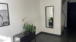 Dit prachtige appartement in Antwerpen is een ideaal startersappartement of voor een single die nergens ooit last van wil hebben. Gelegen aan het Boekenbergpark op het hippe Deurne Zuid in een gegeerde straat met bomen ( die niet op de kaplijst staan). <br />Het appartement is een drietal jaren volledig gerenoveerd en bewoond geweest door de eigenaar. De keuzes zijn een beetje a-typisch<br /> ( natuursteen in badkamer en toilet - uitgebreide keuken - inbouwverlichting aan plafonds....) <br />Het appartement is 78 vierkante meter op het eerste verdiep met 2 slaapkamers en heeft nog een bureau op het gelijkvloers van 8 m³. <br /><br />Het appartement beschikt over een mooi terras waar je kunt genieten van het uitzicht op de grote tuin. <br />Het energielabel van het appartement is B, wat betekent dat het goed geïsoleerd is en energiezuinig. <br /><br />Dit appartement is ideaal gelegen in Deurne Zuid, dicht bij alle voorzieningen zoals winkels, restaurants en openbaar vervoer. Het is de perfecte plek om te genieten van het stadsleven, terwijl je toch rust en privacy hebt.<br />Slechts 2 appartementen in het gebouw: dus nauwelijks gezamenlijke kosten. <br />Een toppertje !