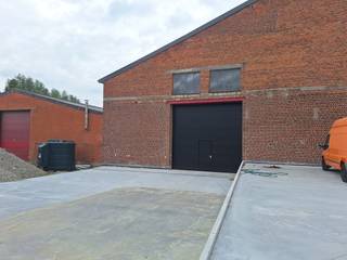 Cet entrepôt d'environ 620 m² est facilement accessible grâce à un espace extérieur pavé d'environ 160 m² en façade. Spécifications :- portail sectionnel automatique- force motrice (3x400V)- sol en polybéton (23 cm d'épaisseur)- toit rénové (isolé)- 2 toilettes- raccordement à l'eau- Éclairage LEDL'entrepôt est situé dans une zone destinée aux petites et moyennes entreprises et aux entrepôts, compatible avec le cadre de vie. Vous recherchez un bien immobilier commercial composé d'un entrepôt à louer à Lendelede ? N'hésitez pas à nous contacter au 051 21 22 23.