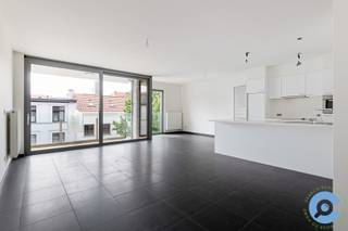 Zoekt u een recent, energiezuinig appartement tussen het Eilandje en de historische stad? Search no more!<br /><br />Dit ruim (116m2) instapklaar appartement is gelegen op de derde verdieping van een kleinschalige residentie. Op wandelafstand van het bruisende Eilandje en met zicht op het Falconplein.<br /><br />Via de ruime inkomhal met ingemaakte vestiairekasten bereikt u de open lichtrijke leefruimte met open ingerichte keuken. Aansluitend gaat de leefruimte naadloos over in het zuid gerichte terras van 9m2. <br /><br />Aan de rustige achterzijde van het appartement zijn er twee ruime slaapkamers (16m2 en 11m2) die beide uitkijken over de open binnentuin.<br /><br />De badkamer is zeer ruim en heeft een dubbele lavabo en inloopdouche.<br /><br />Apart toilet, ruime berging en privatieve kelderberging maken het plaatje compleet.<br /><br />Heb je na het bekijken van de virtuele tour en foto’s nog bijkomende vragen of komt u graag ter plaatse op ontdekking? Bel ons op voor een afspraak ter plaatse!<br />