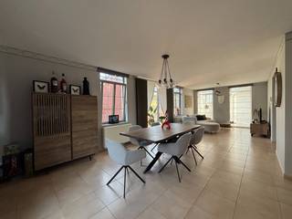 Gezellig <strong>duplexappartement op de tweede verdieping </strong>met 2 slaapkamers, terras en praktische indeling te huur in Rupelmonde.<br /><br />De benedenverdieping beschikt over een ruime leefruimte met open keuken en rechtstreekse toegang tot het terras.<br />Verder is een apart gastentoilet.<br /><br />Op de bovenverdieping beschikt het appartement over <strong>twee ruime slaapkamers</strong>, een <strong>badkamer </strong>met toilet en een praktische <strong>berging</strong>.<br /><br />Praktische informatie:
<ul>
	<li>Vrij vanaf 16/10/2026</li>
	<li>Huurwaarborg: 3 maanden huur (€2.700,-)</li>
	<li>Combi ingaande + uitgaande plaatsbeschrijving: € 342,5,- incl. 21 % BTW (per partij)</li>
	<li>Gemeenschappelijke kosten: €10/maand</li>
</ul>
Wil je dit appartement bezoeken? Contacteer ons via 03/775.78.79.<br /><br />Neem voor ons volledig aanbod een kijkje op http://www.immoselekt.be<br /> 