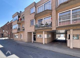 Ontdek dit aangenaam gelijkvloers appartement met privatieve tuin, ideaal voor wie comfortabel en rustig wil wonen. Via de inkomhal betreedt u de lichtrijke leefruimte met gezellige zit- en eethoek, waar u geniet van een aangename woonbeleving. De ruime keuken biedt een mooi zicht op de tuin en vormt de ideale plek om te koken en samen te zijn. Vanuit de keuken heeft u toegang tot het gezellige terras en de onderhoudsvriendelijke tuin, perfect om te ontspannen of te genieten van zonnige dagen.<br /><br />Verder beschikt het appartement over twee volwaardige slaapkamers, een badkamer met ligbad en lavabo, en een apart gastentoilet voor extra comfort.<br /><br />Als extra troef is er de mogelijkheid om een garage achter de tuin aan te kopen, wat zorgt voor extra bergruimte of een veilige parkeerplaats.<br /><br />Bent u op zoek naar een instapklaar gelijkvloers appartement met tuin, veel lichtinval en een praktische indeling? Dan is dit zonder twijfel een bezoek waard!<br /><br />Extra troeven<br /><br />
<ul>
<li>grote tuin</li>
<li>garage (bij te kopen)</li>
<li>elektrische rolluiken</li>
<li>uitstekende ligging</li>
<li>nabij belangrijke invalswegen, scholen, winkels</li>
<li>instapklaar</li>
</ul>
<br />Deze woning is te koop ZONDER makelaar via het concept van Smart Houses. Wenst u verdere inlichtingen of een bezoek? Contacteer rechtstreeks de eigenaar via 0476/99.19.41