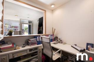 Bent u op zoek naar een unieke combinatie van wonen en werken? Deze veelzijdige eigendom biedt tal van mogelijkheden voor zelfstandigen in de...