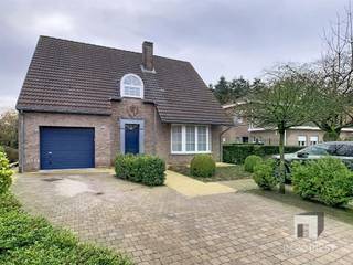 Welkom in deze prachtige woning (1997) in een residentiële buurt in Lummen, EPC B, 6a76ca met bewoonbare opp van 220m²Indeling gelijkvloers:Het hart...