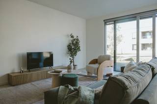 Dockx realiseerde in de landelijke omgeving van Testelt 18 energie zuinige service flats voorzien van alle wooncomfort met functies zoals handgrepen, noodoproepsystemen en rolstoeltoegankelijkheid.
De woningen zijn voorzien van één of twee slaapkamers, open leefkeuken, woonkamer en badkamer met inloopdouche. Deze hebben allen een bewoonbare oppervlakte tussen 72m² en 124m² en zijn voorzien van ruime terrassen tot wel 63m². Het volledige complex is voorzien van ondergrondse parkeerplaatsen en bergingen.
De gezellige ontmoetingsruimte is ontworpen om een warme en uitnodigende sfeer te creëren waar bewoners graag samenkomen en een gezellige babbel kunnen hebben.
De ruime assistentiewoningen hebben alle wooncomfort voor actieve senioren en zijn onmiddellijk beschikbaar.
- Locatie: Plaats-Vondel 21 te Testelt
- Centrale rustige ligging
- Oppervlaktes van 72m² tot 124m²
- Ruime terrassen (gemiddeld 30m²)
- Erkend door Agentschap Zorg&Gezondheid
- 12% BTW + vrijstelling OV voor 10 jaar
- Startprijzen excl. kosten vanaf €275.000,-
Hebben wij je interesse gewekt? Neem dan snel contact met ons op!
jolien@dockx.com
+32 14 37 75 73