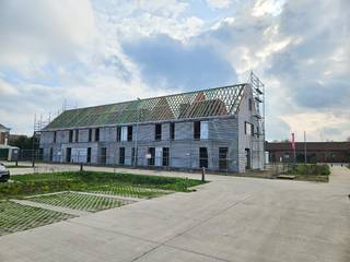 Op lot 2 in onze familievriendelijke woonbuurt aan de Torhoutsestraat in Ruddervoorde, een perceel met een ideale zuidwest oriëntatie bouwt Danneels deze moderne gezinswoning. <br /><br />Deze woning heeft o.m. een lichtrijke woonkamer met extra bureauhoekje, ingerichte eilandkeuken en badkamer, een gezellig terras &amp; zuidwest gerichte tuin, 4 ruime slaapkamers en aparte toiletten. Achteraan de tuin wordt een aparte garage en staanplaats voorzien.<br /><br />Deze zeer energiezuinige woning (E-peil 4!) is uitgerust met een geothermische warmtepomp, vloerverwarming, zonnepanelen, hoogrendementsbeglazing en slimme ventilatie.<br /><br />We werken jouw woning sleutel-op-de-deur af voor een vaste totaalprijs en tegen een afgesproken einddatum. De keuken, badkamerinrichting &amp; vloertegels kies je zelf uit in de toonzalen van onze partners.<br /><br />Onze klantenbegeleider staat voor je klaar met advies op maat. Ook de buitenaanleg (terras, voordeurpad, garage, extra parkeerplaats en de tuinafsluiting) is inbegrepen.<br /> 