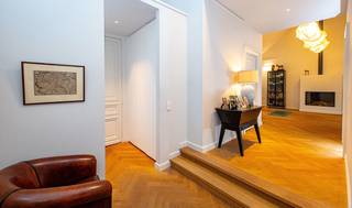 Majestueus appartement op het Zuid tegenover het oude Justitiepaleis. <br /><br />Het appartement is volledig gerenoveerd met behoud van authentieke elementen.<br /><br />Indeling: Statige hal en gastentoilet. Imposante leefruimte bestaande uit een salonruimte voorzien van een gashaard met aanpalend een eetkamer. Volledig ingerichte halfopen keuken uitgerust met een vaatwasser, kookplaat, oven, microwave oven, koelkast en diepvries. Vanuit de eetkamer en keuken heeft men toegang tot een royaal terras. <br /><br />Masterslaapkamer met en-suite badkamer met dubbele wastafel, bad, inloopdouche en toilet. Verder 2 ruime slaapkamers en een badkamer met wastafel, inloopdouche en toilet.<br /><br />Bureau en wasruimte.<br /><br />Bijzonderheden:<br />- Kwalitatieve afwerking en voorzien van alle comfort<br />- Visgraatparket<br />- Kelder<br />- Mogelijkheid te huren via een vennootschap<br />- Op minder dan 5 minuten van de ring<br /><br />Parking 165 €/maand +25 €/maand provisie kosten.
